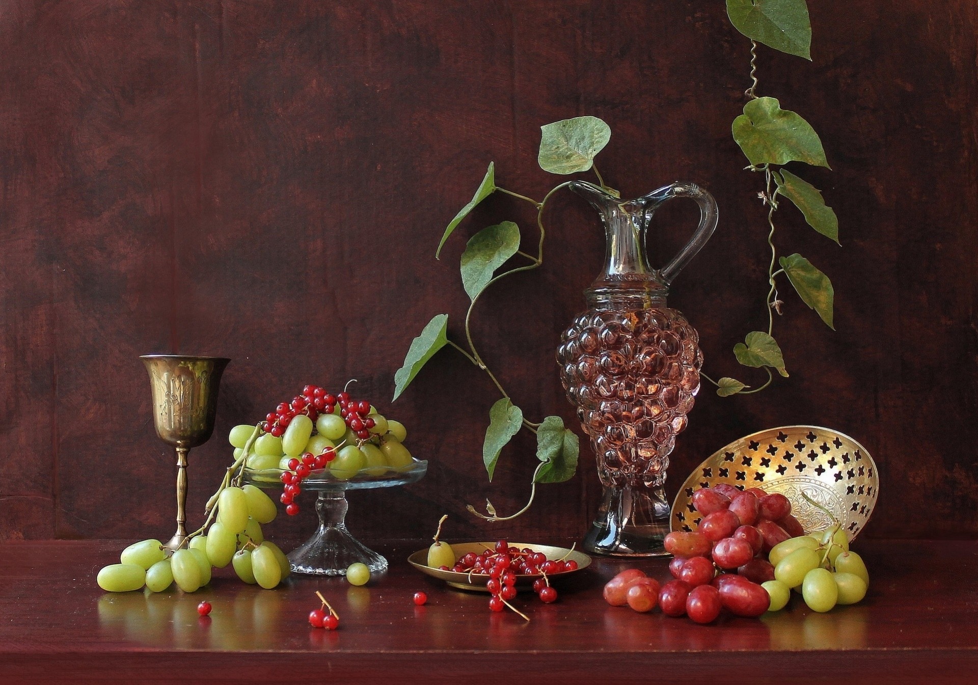 heet red currant grapes bed glass wine pitcher