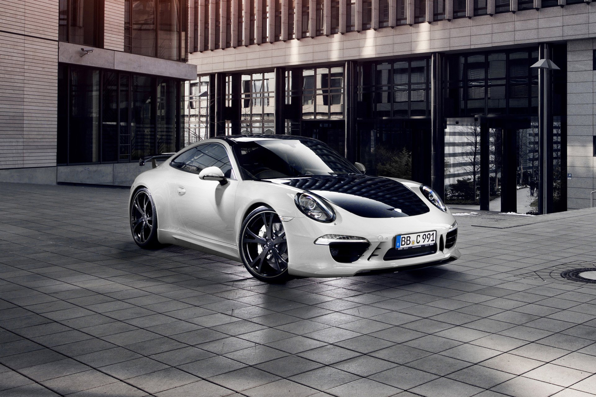 techart porsche 911 carrera 4 tuning frente edificio