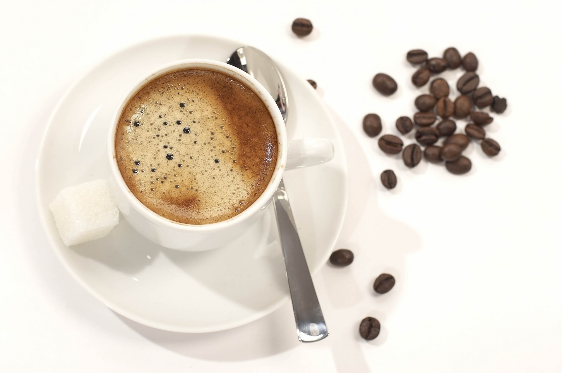 untertasse kaffee schaum getreide weißer hintergrund zucker tasse