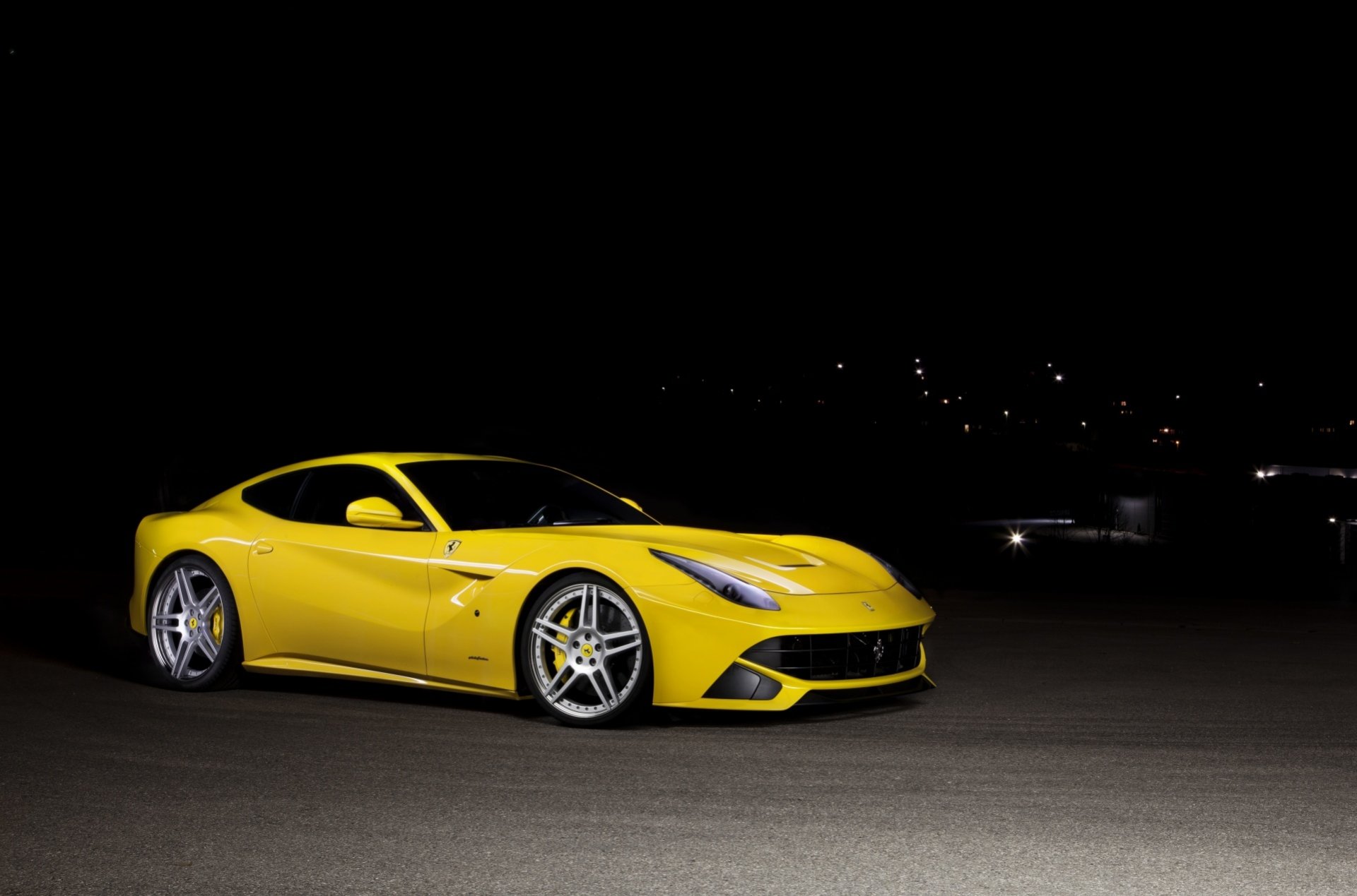 ferrari f12 berlinetta amarillo ferrari f12 berlinetta vista frontal teñido noche