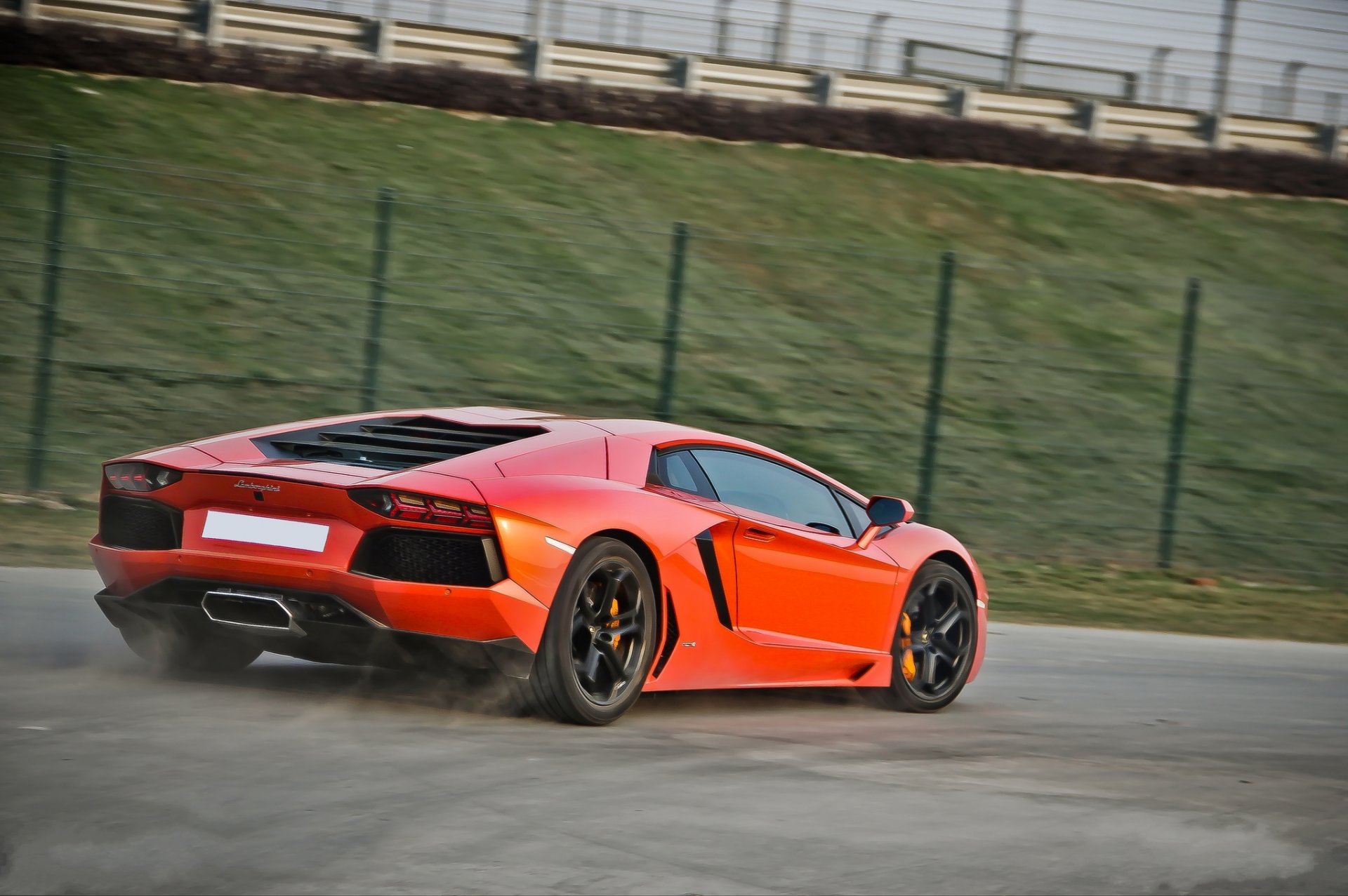 lamborghini aventador lp700-4 orange lamborghini aventador arrière vitesse route clôture