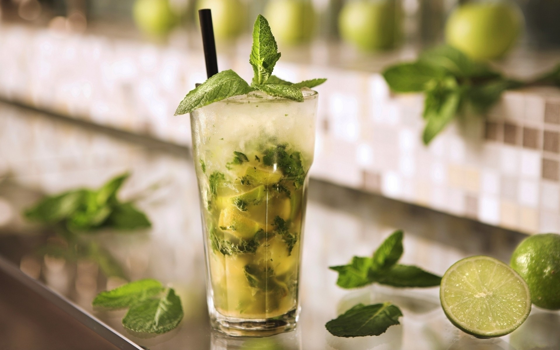 szkło lód mojito limonka cytrusy rurki