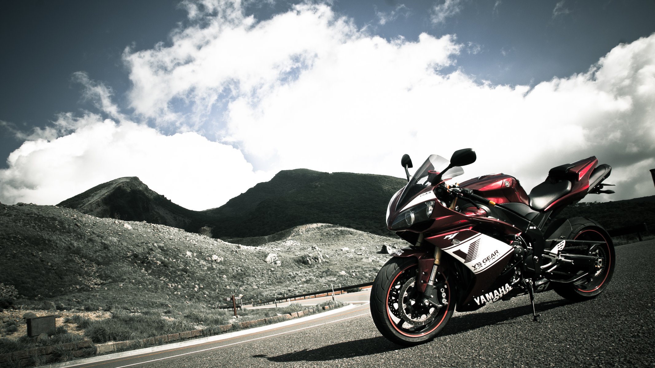 yamaha yzf-r1 rosso bici yamaha r1 moto rosso montagna cielo