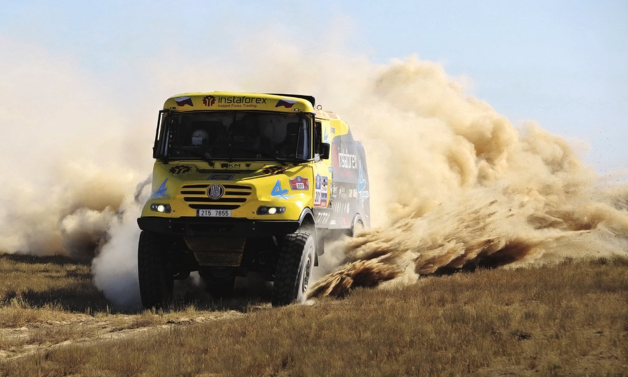 tatra dakar rally amarillo camión polvo arena carrera día frente