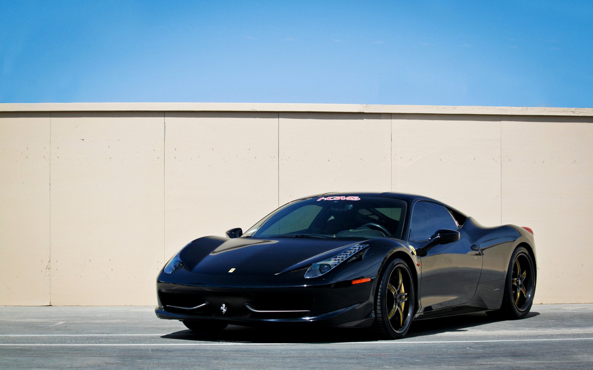 ferrari 458 italia nero ferrari italia vista frontale parcheggio parete cielo