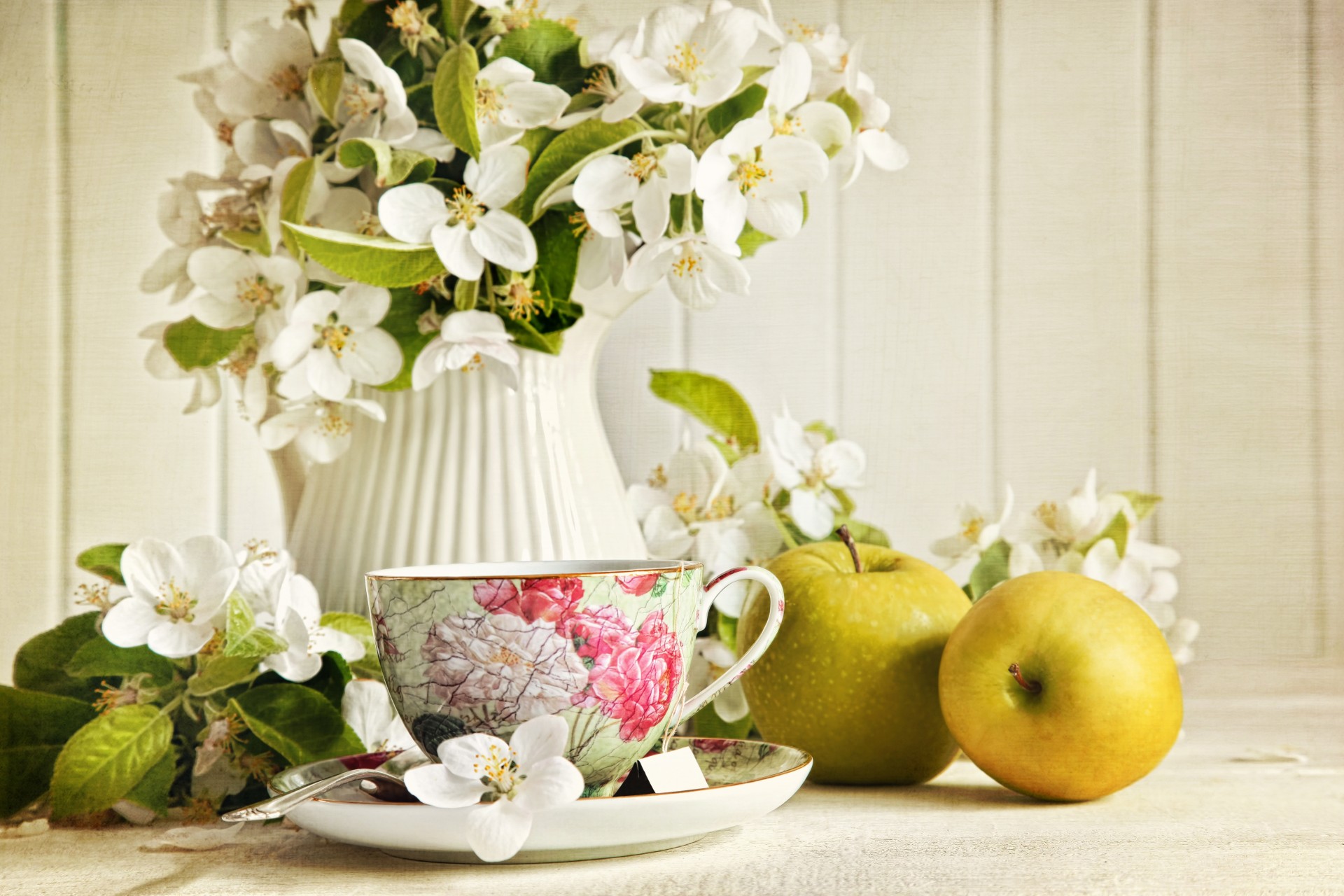 fleurs pommes jasmin pichet thé tasse