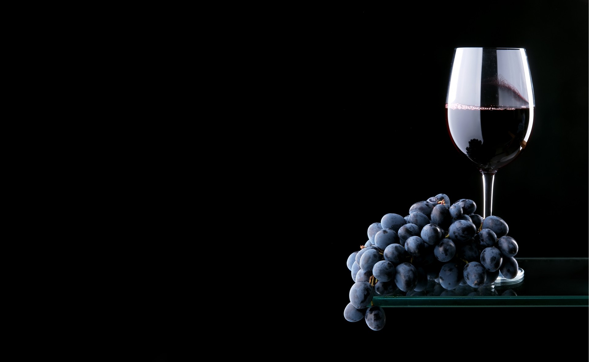 rouge raisin étagère grappe verre vin