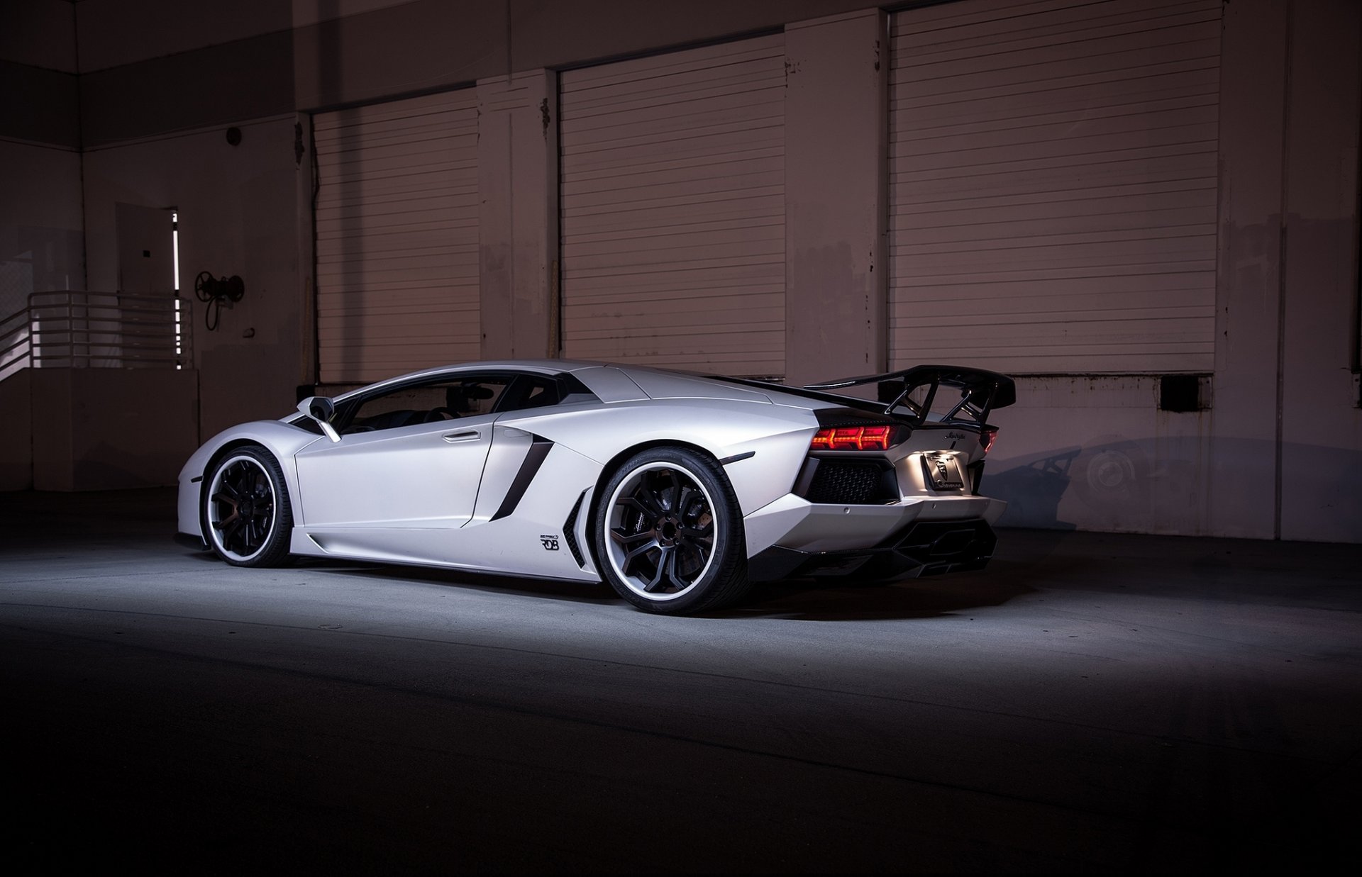 lamborghini aventador lp700-4 blanc lamborghini aventador vue arrière jantes noires anti-aile phare ombre