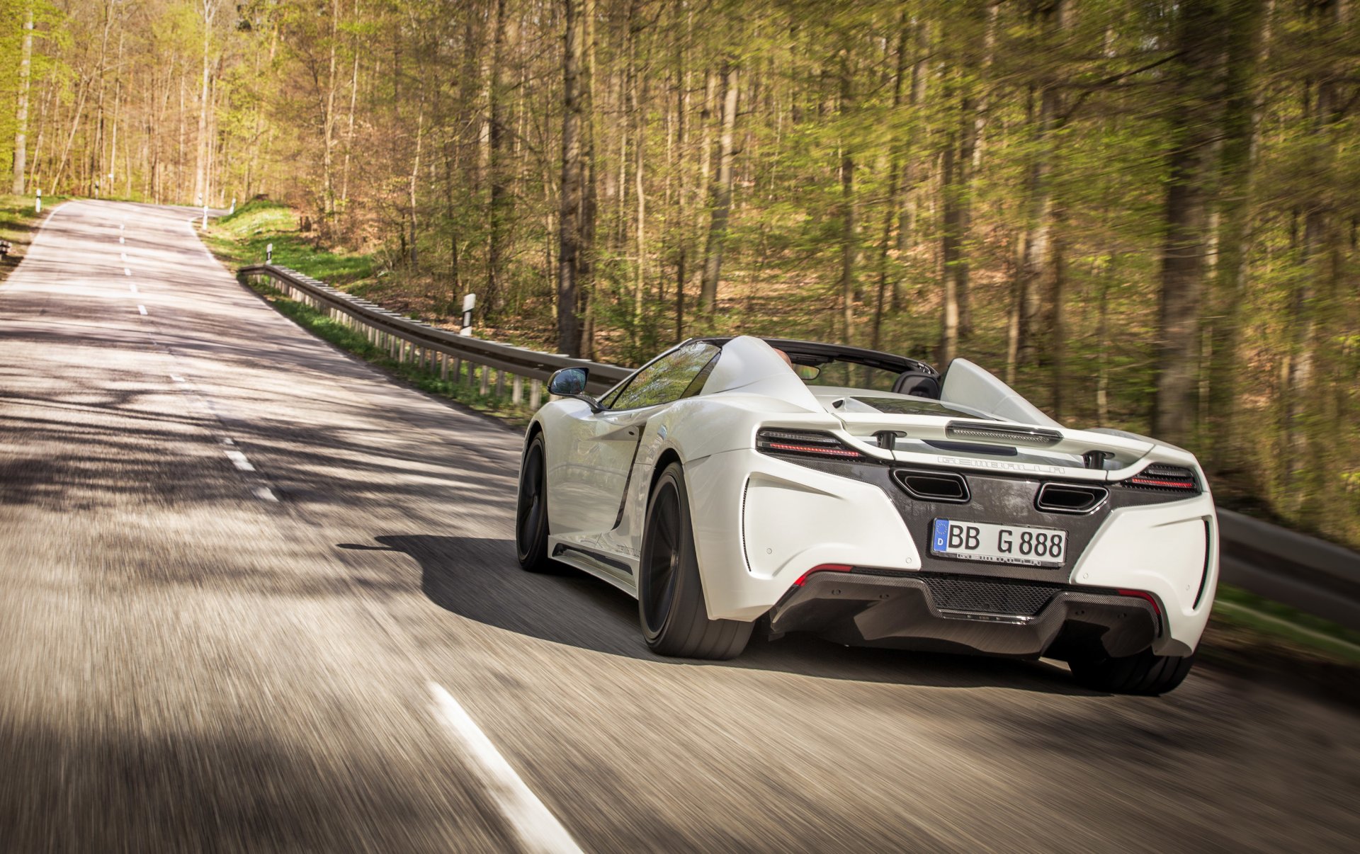 gemballa mclaren mp4-12c gt-araignée voiture blanc vitesse route arbres