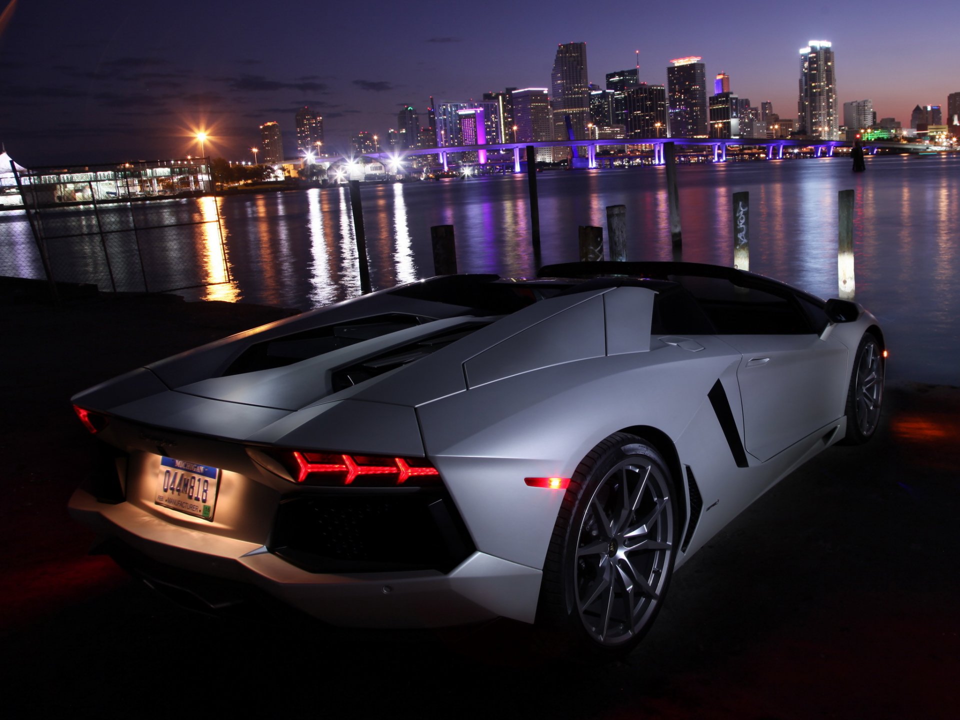 lamborghini aventador lp700-4 roadster arrière soirée ville eau réflexion