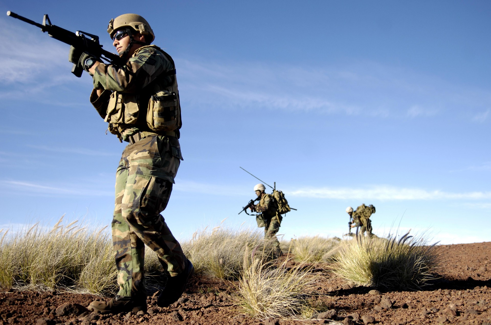 desierto soldados armas