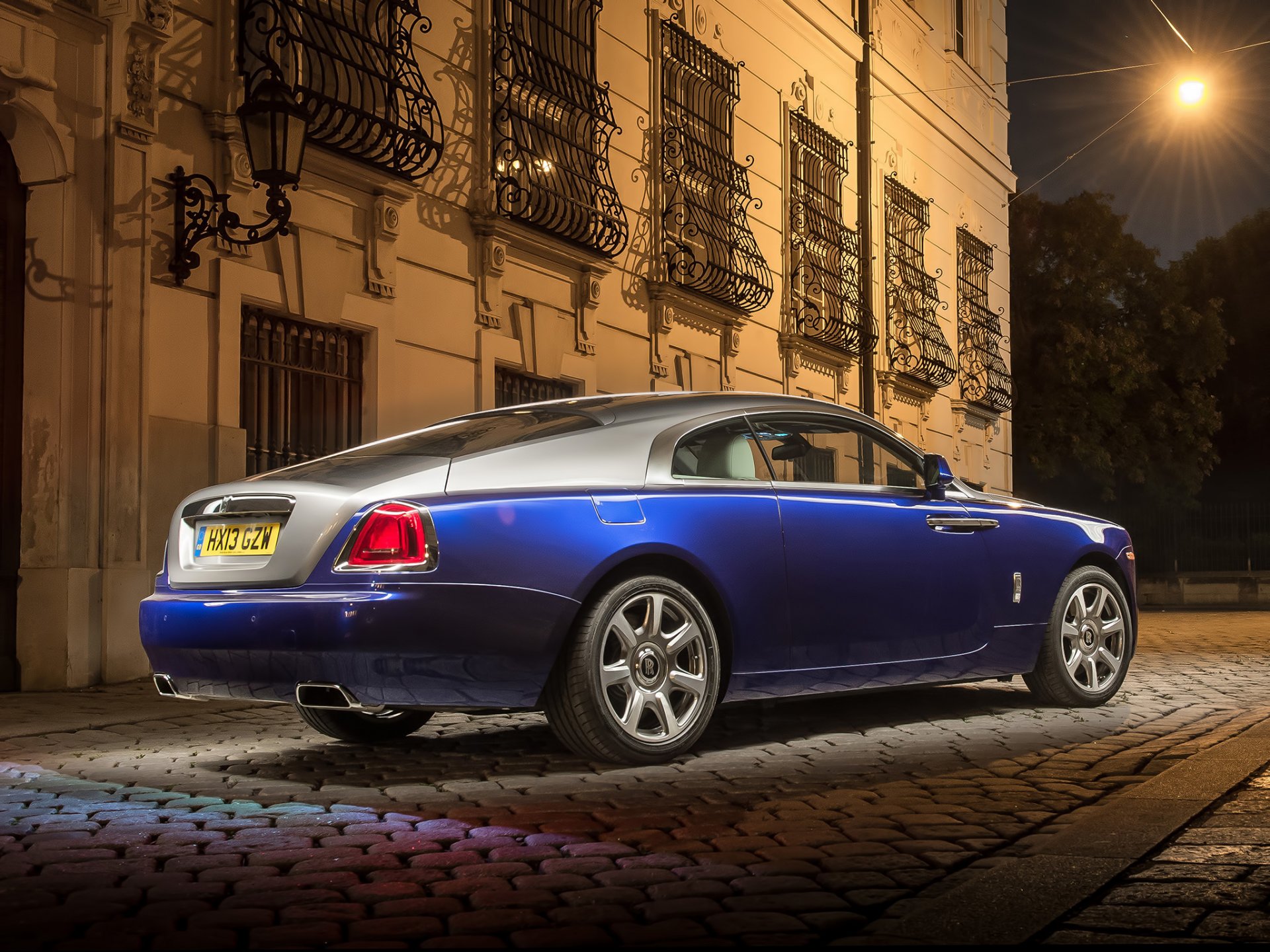 rolls-royce fantôme rolls-royce rays vue arrière bâtiment grilles nuit lanterne