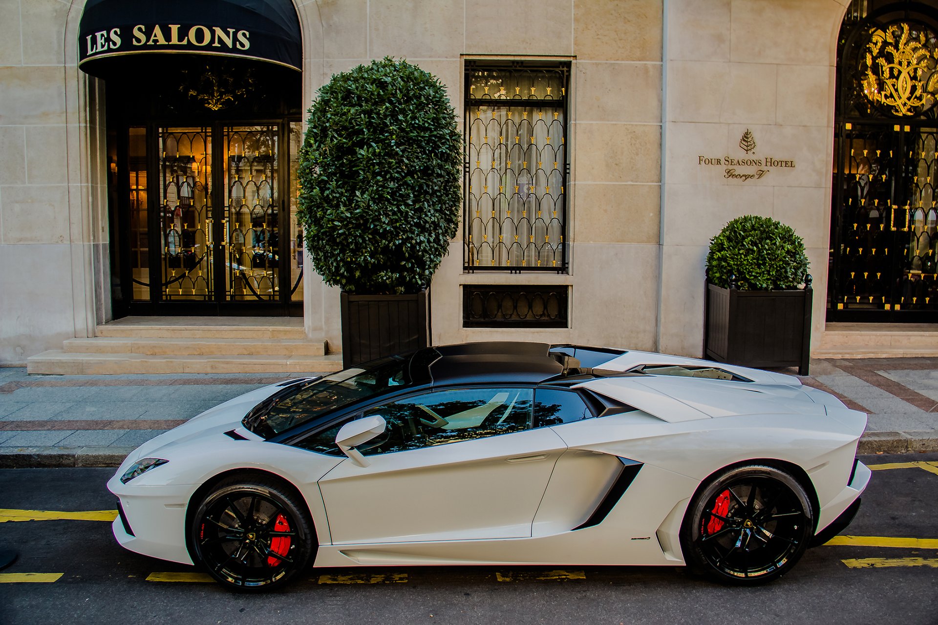 lamborghini aventador lp700-4 roadster bianco strada hotel