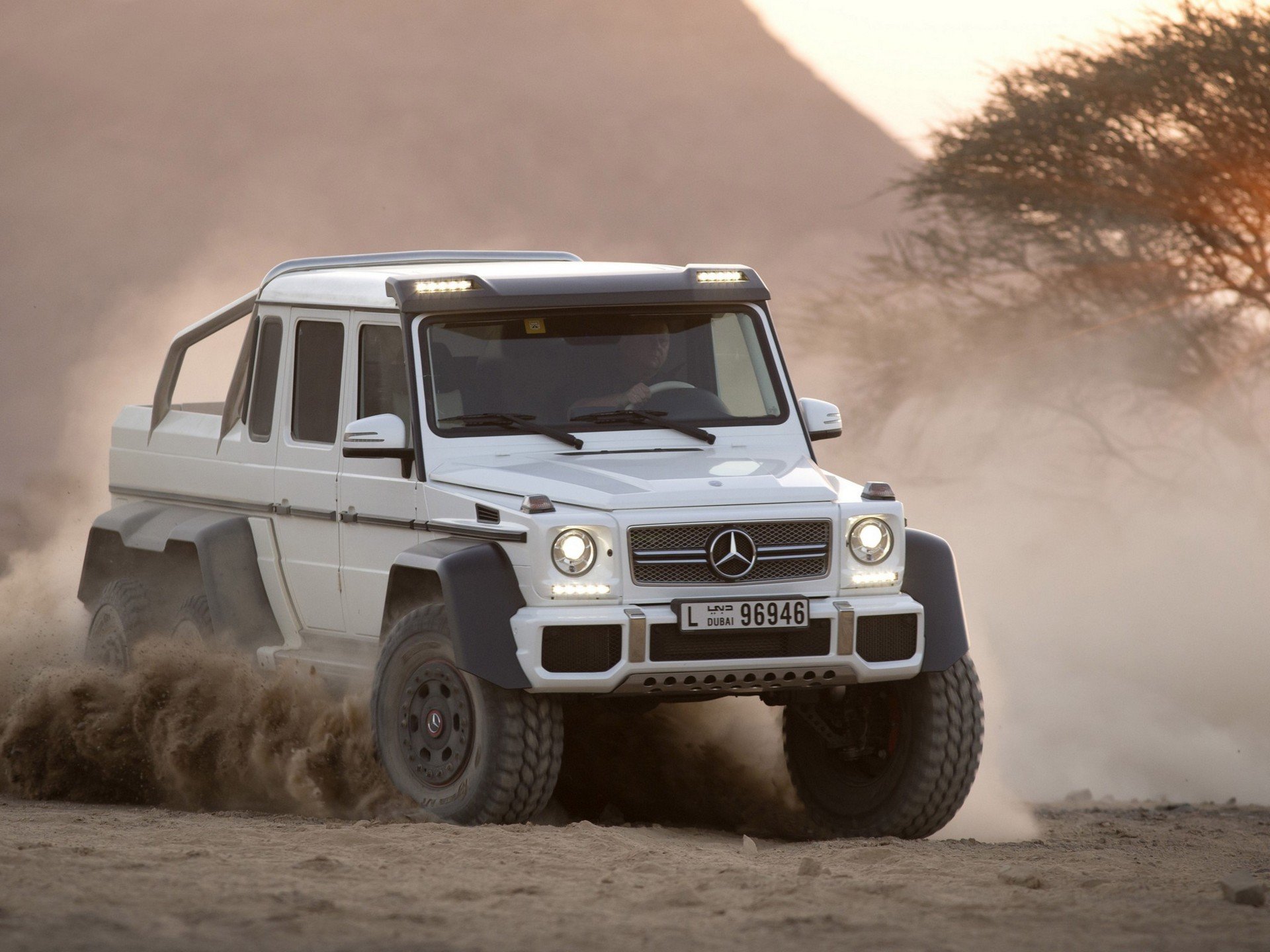 mercedes benz g63 amg 6x6 2012 пыли автомобиль мерседес джип белый пыль мощь