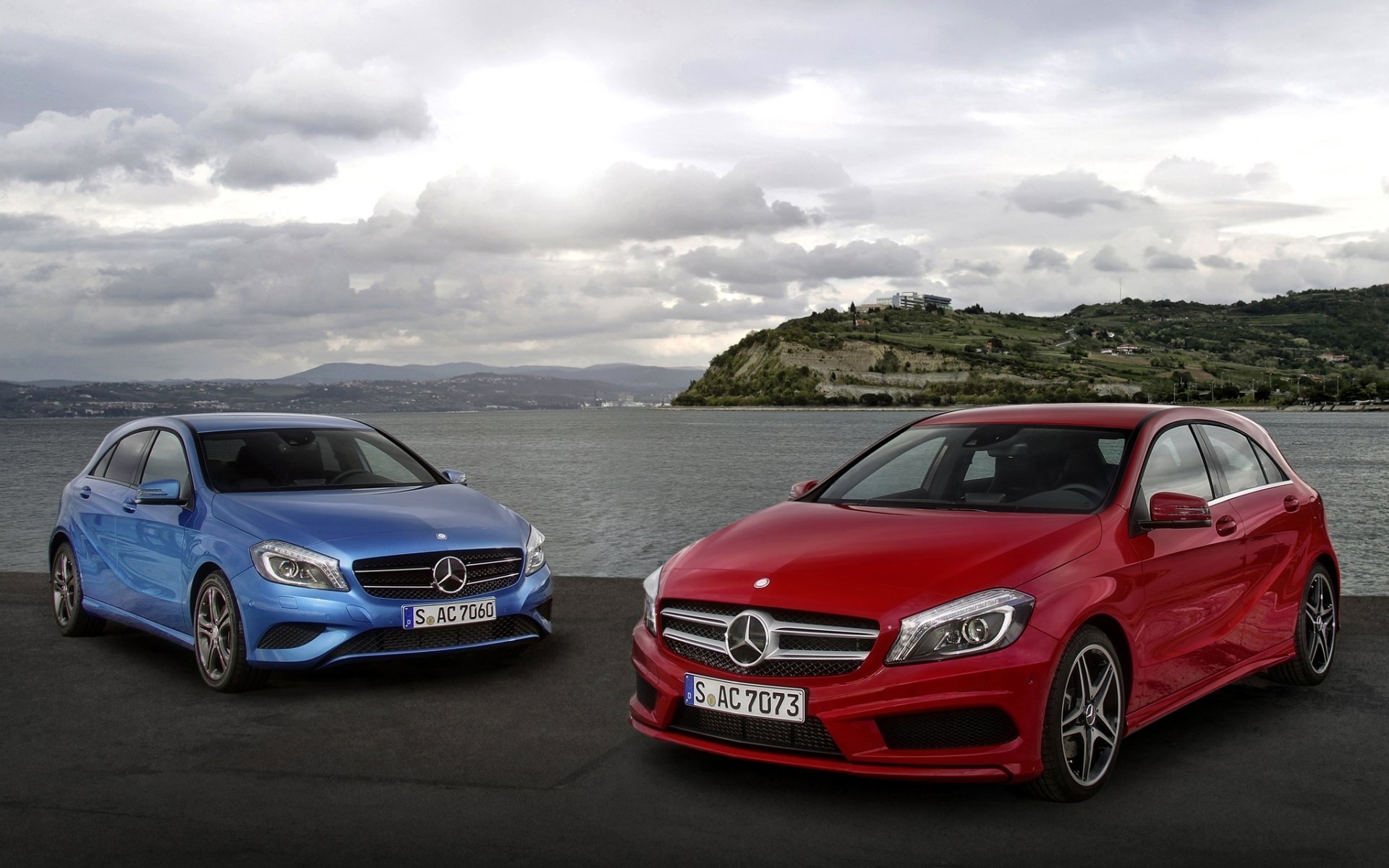 mercedes-benz a-klasse mercedes a-klasa hatchback czerwony niebieski przód brzeg niebo