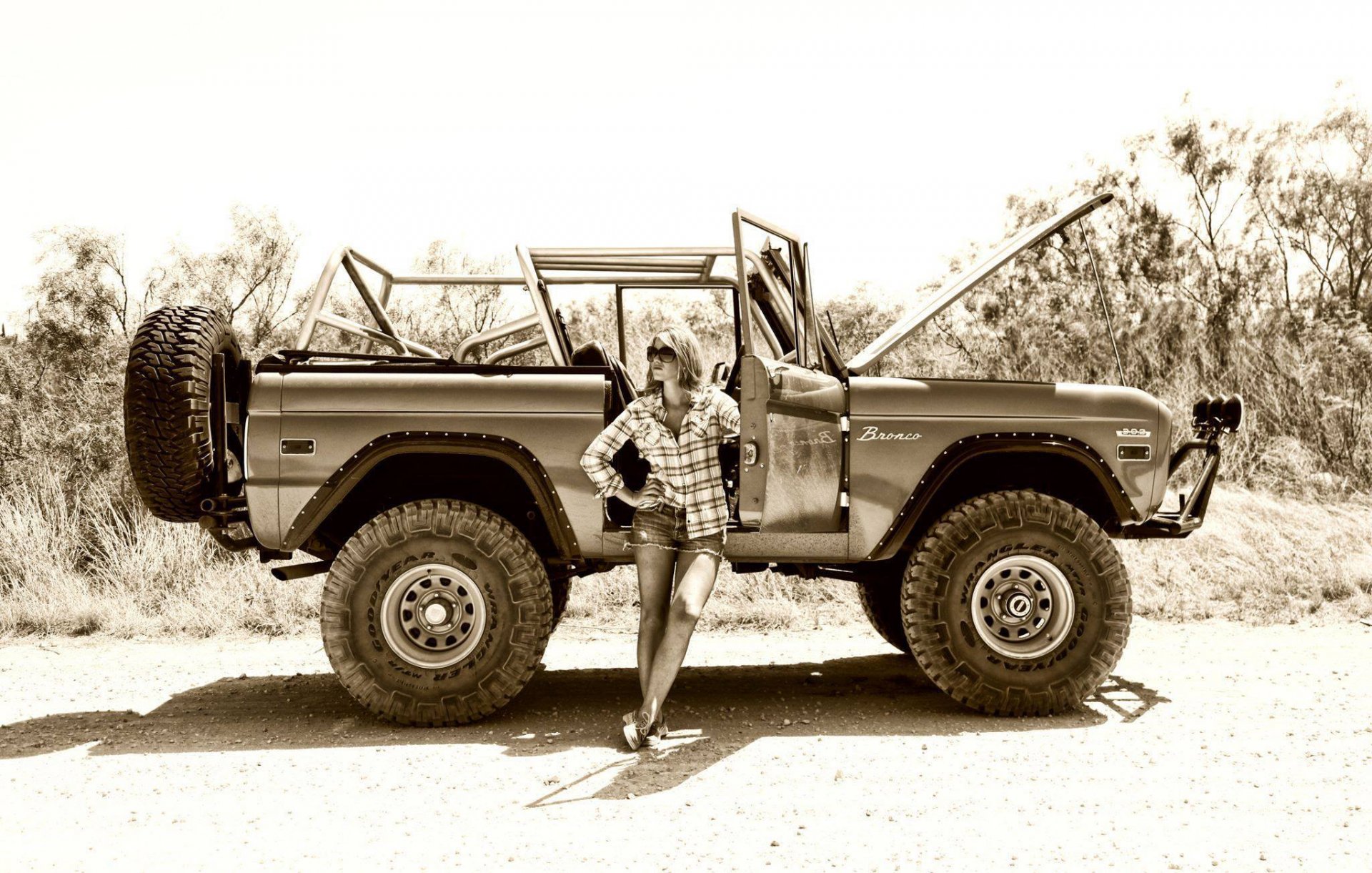 ford bronco ragazze dalla strada