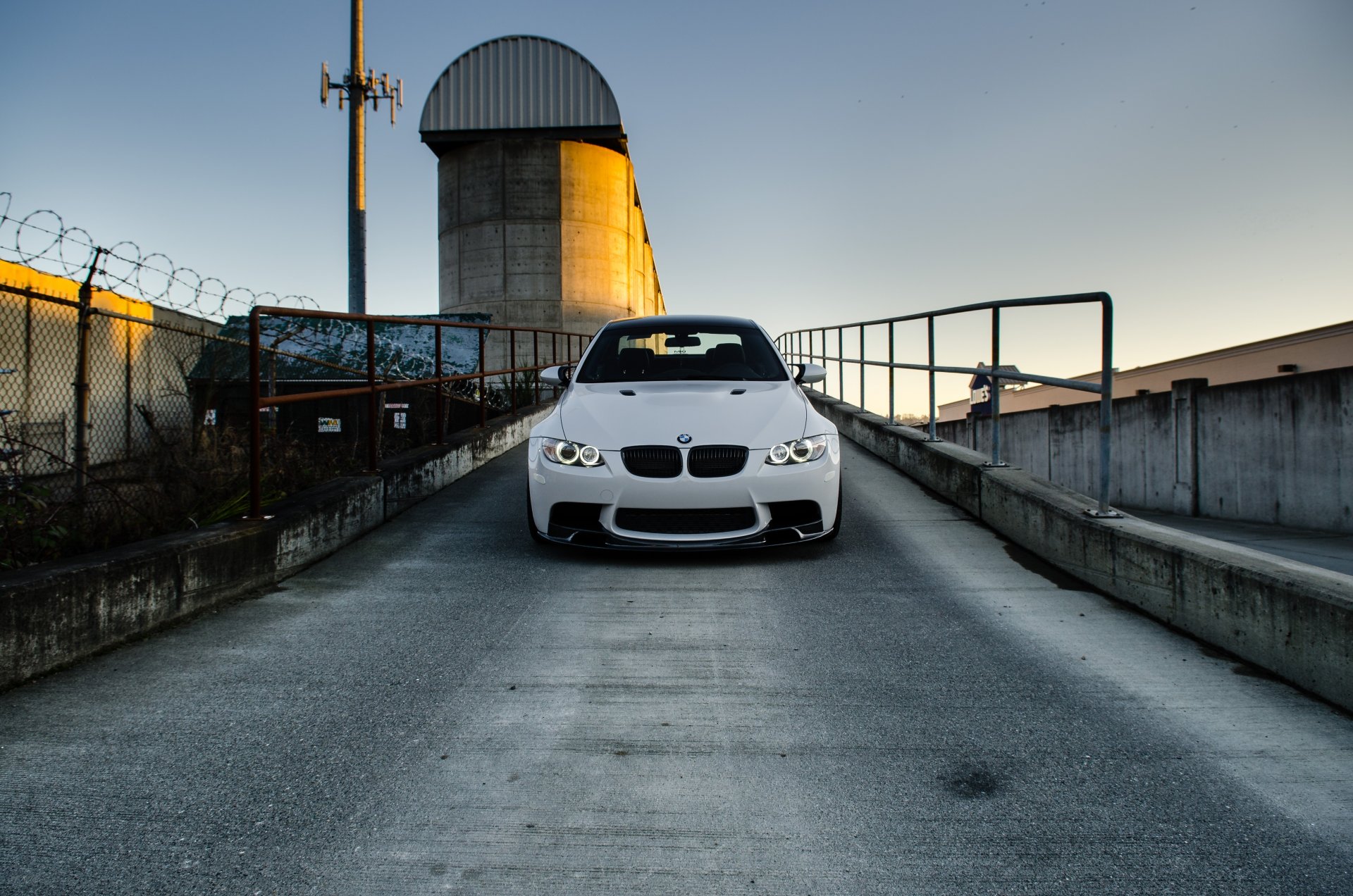 bmw m3 e92 blanco bmw frente cerca alambre de púas cielo