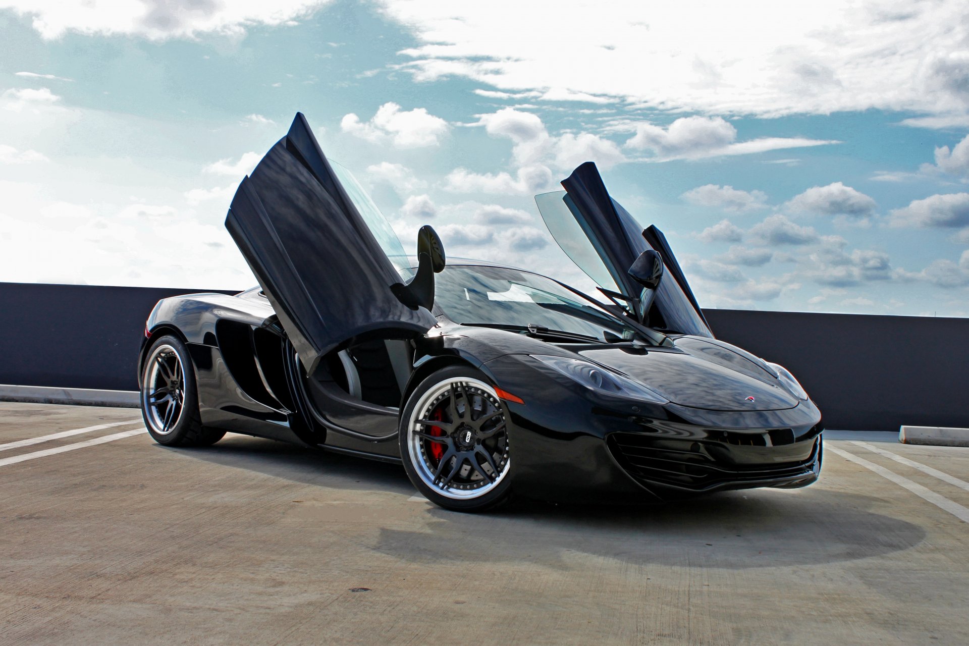 mclaren mp4-12c черный макларен вид спереди тень диски