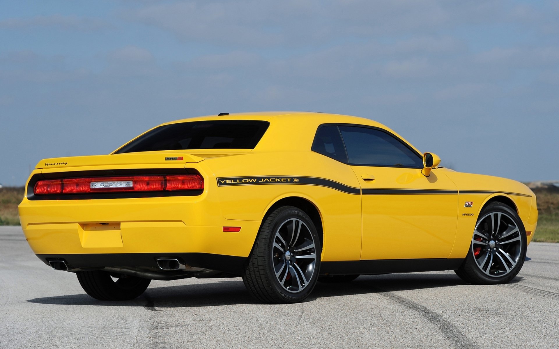 hennessey esquiver challenger srt8 veste jaune dodge challenger muscle car muscle car jaune vue arrière