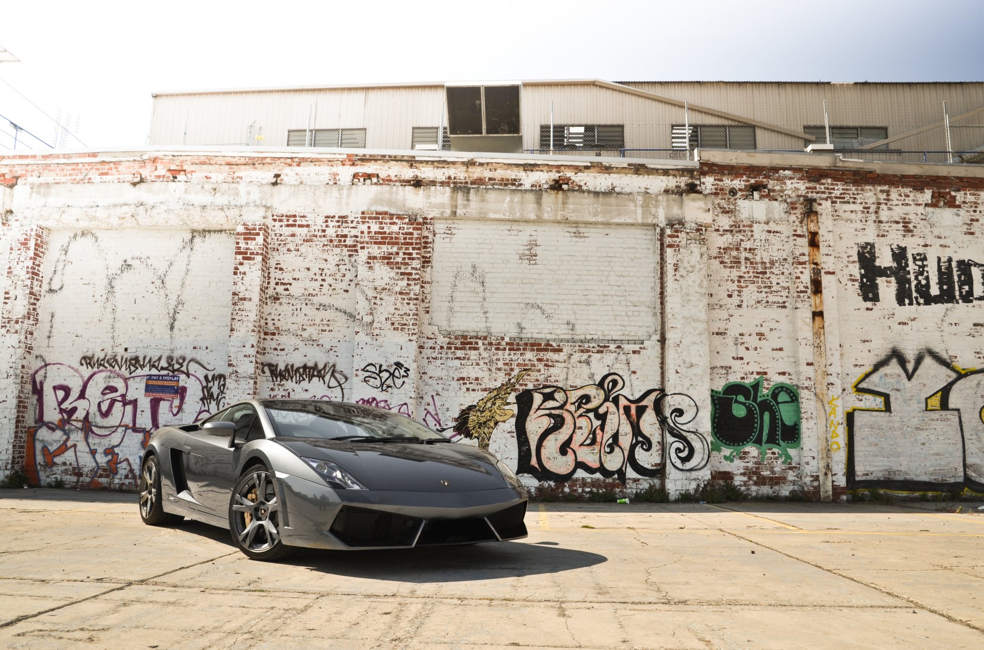 lamborghini gallardo lp560-4 gris lamborghini gallardo vista frontal sombra edificio pared graffiti cielo