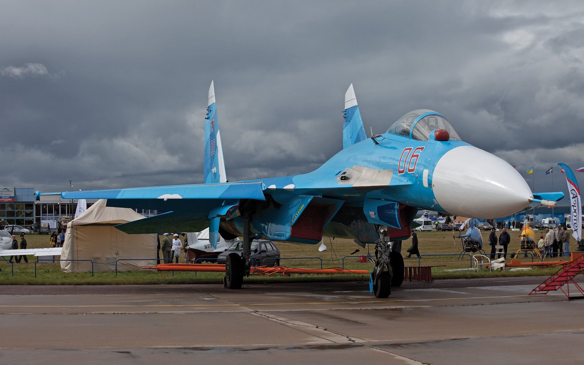 flugzeugausstellung su-27 max kämpfer flugzeug