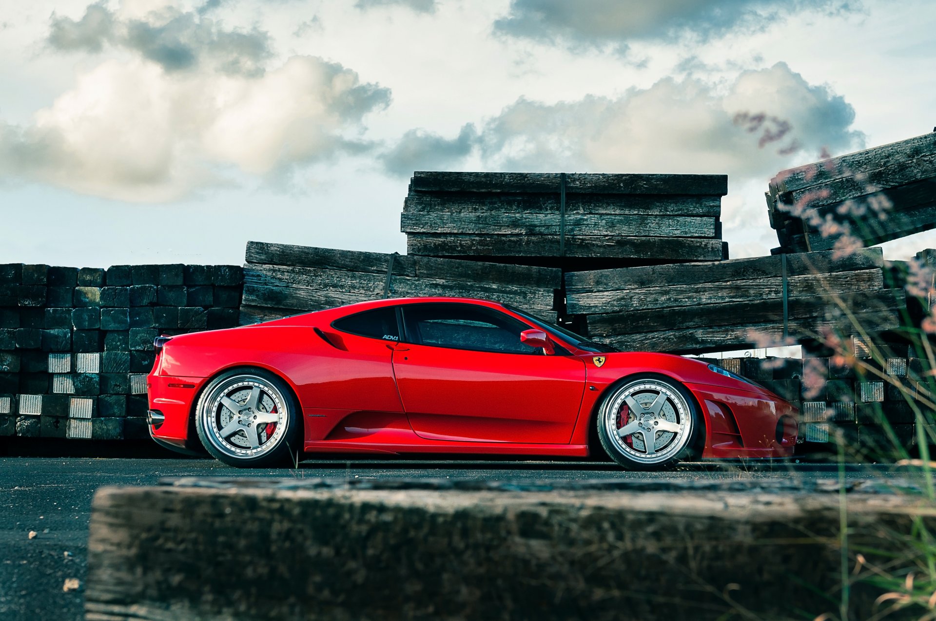 ferrari f430 ruote rosse ferrari f430 profilo rosso cerchi tavole cielo nuvole