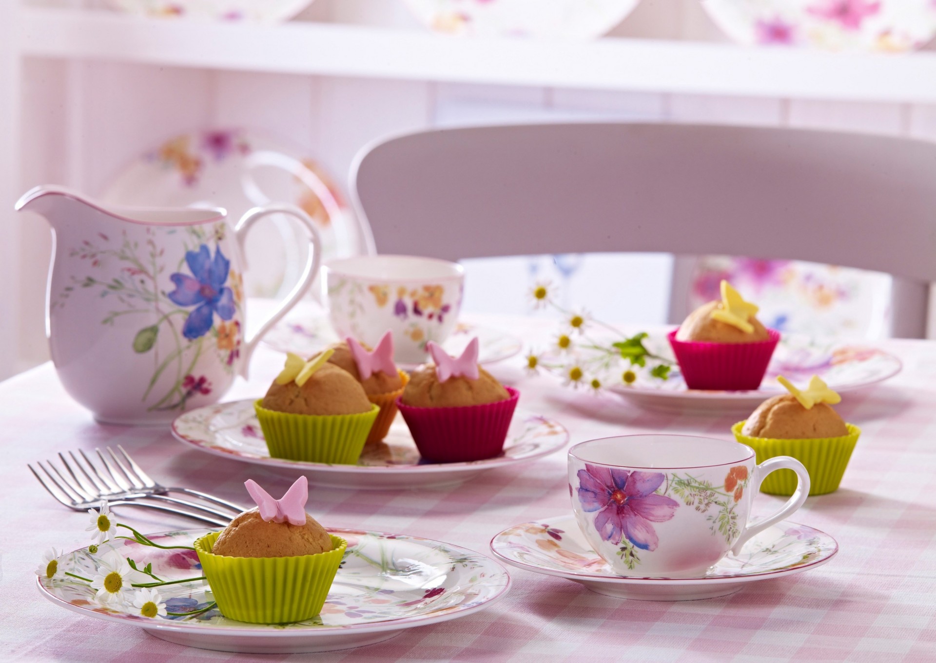 petits gâteaux papillons rétro-éclairage gâteau alimentaire doux fleurs dessert tasses table gâteaux