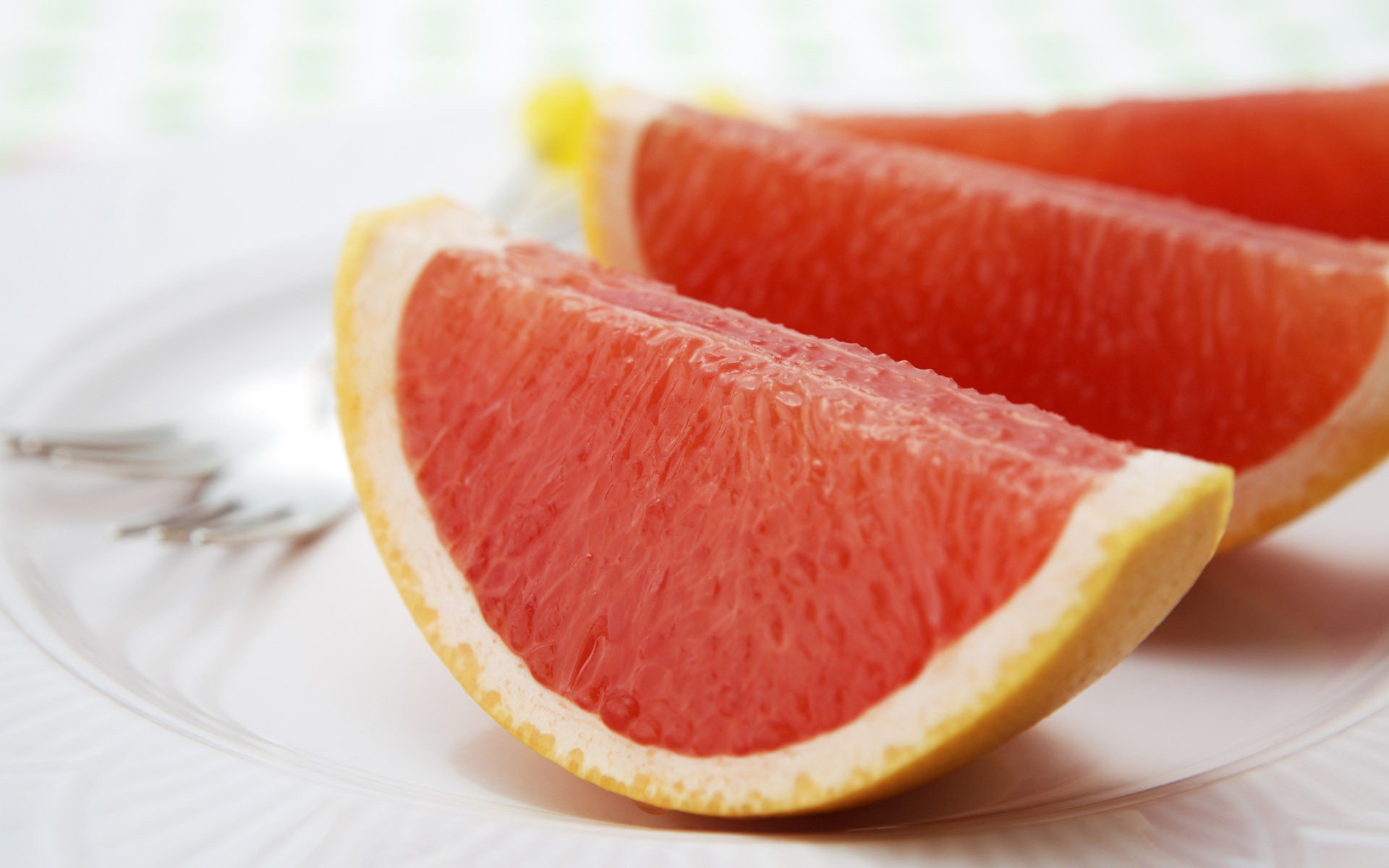 pomelo cítricos fondo blanco macro plato gajos