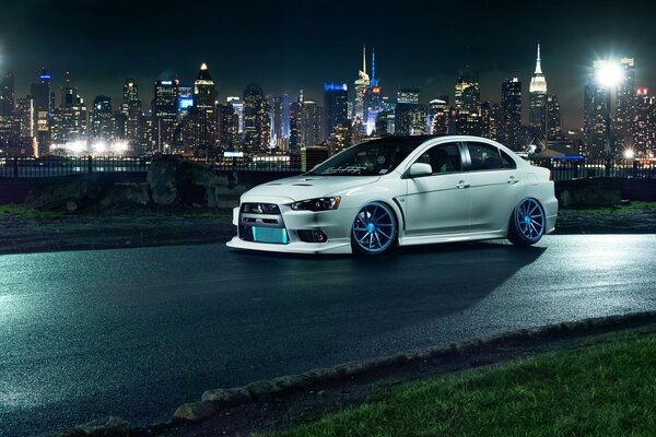 Voiture tuning garée dans la nuit