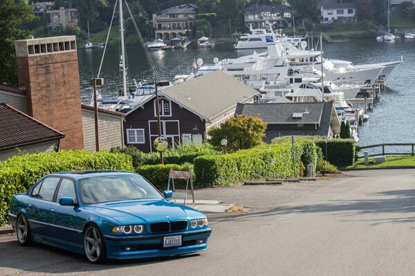 BMW serie 7 azul en el puerto