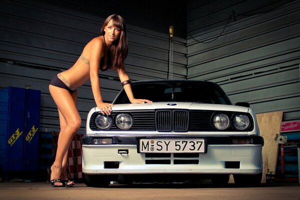 Snello abbronzato ragazza in lingerie tacchi con bianco bmw