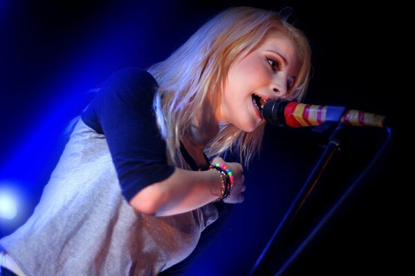 Fille chante dans un micro-marathon de couleur