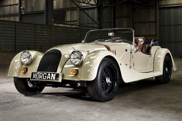 Roadster bianco morgen in un hangar di ferro