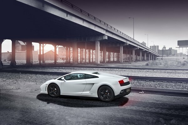 Lamborghini vista lateral contra el cielo nocturno