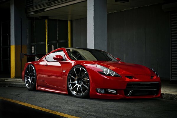 Coche de carreras rojo con ruedas negras