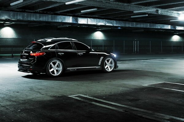 Image of an Infiniti car in the parking lot