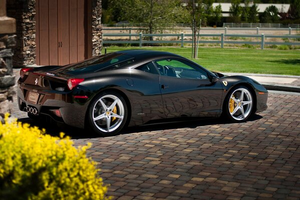 Ferrari 458 italia de plata sobre un hermoso fondo