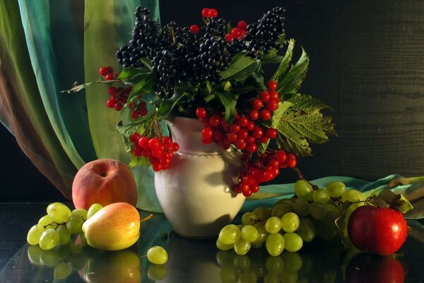 Bodegón de frutas en un jarrón