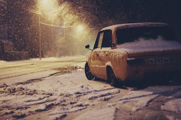 Giallo Penny Zhiguli nella neve