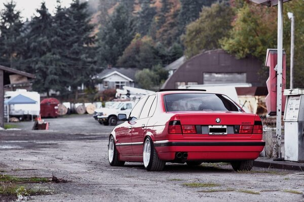 Voiture tuning rouge dans la rue du village