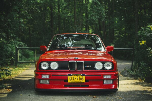 El legendario modelo rojo bmw e30