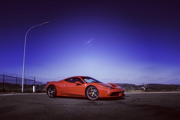 Roter Ferrari am Abend auf der Deponie