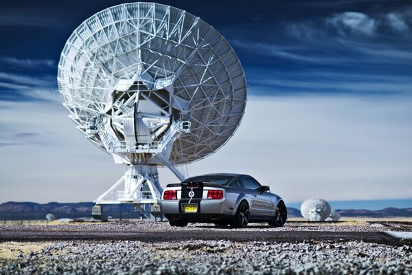 Tapete mit silbernem ford Mustang auf Antennenhintergrund