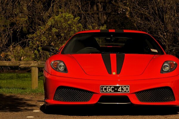 Supercar ferrari scuderia f430 czerwony z pięknym widokiem