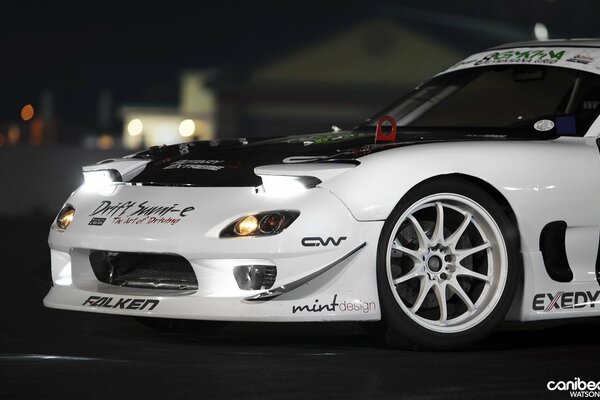 Mazda blanco con Tuning en la noche