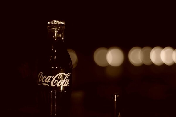 Coca Cola noir dans une bouteille en verre