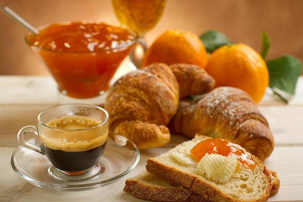 Petit-déjeuner kroasana appétissant avec une tasse de café