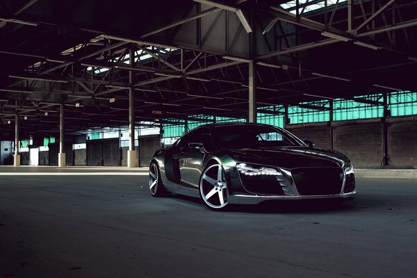 Audi R8 negro en discos plateados