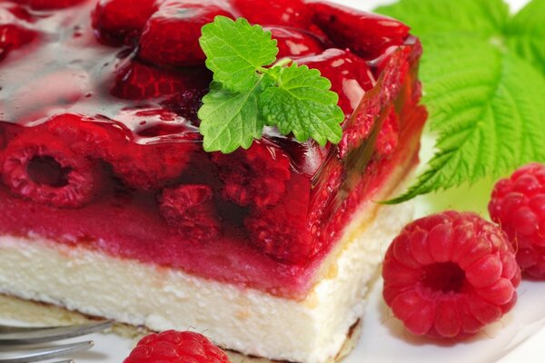 Gâteau au fromage aux framboises sur une assiette blanche