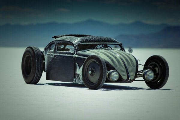 Hot Rod sur le lac de sel sous le soleil brûlant